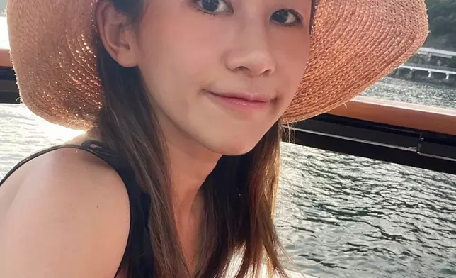 Gloria在英國修畢金融和會計課程，又於曼徹斯特商學院修畢碩士學位，有指她在香港四大會計師樓之一氏德勤任職高級審計員。網上圖片