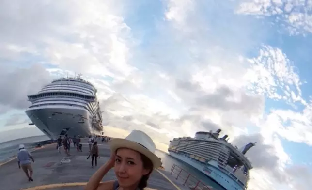 Helena較為低調，有指她在美國修畢兩個碩士學位，分別是婚姻家庭治療師以及藝術治療，後來在加州修讀博士學位，其後持牌成為婚姻治療師兼藝術治療師，她亦有開設Foodie賬戶，在世界各地飲飲食食。網上圖片