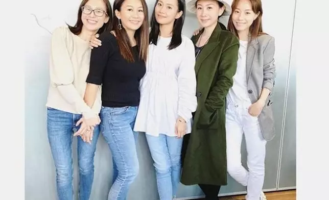 Serena（左一）是9位成員中最低調的一個，幾乎絕跡社交媒體，她是成員中最早結婚的一位，上次有她近照已是20年。網上圖片