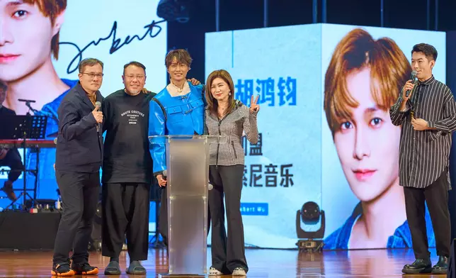 胡鴻鈞在Sony Music大中華區CEO陳國威先生，以及TVB高層樂易玲小姐見證下完成簽約儀式。