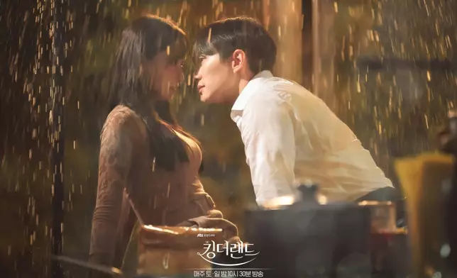 第8集結尾播出二人定情之吻（JTBC Drama FB圖片）
