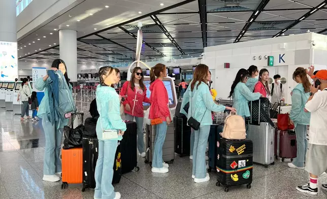 據知16位候選佳麗先在將軍澳電視城集合，再齊齊搭車到機場。（本網記者攝）