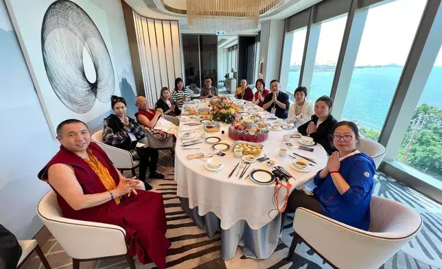 邱淑貞與喇嘛、佛友聚餐合照。