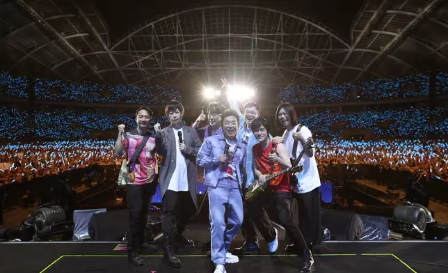 黃渤和大鵬導演擔任五月天演唱會瀋陽場嘉賓。