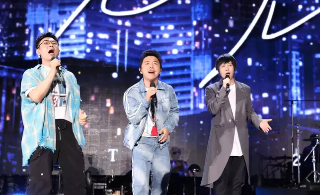 黃渤和大鵬導演與五月天合唱《倔強》。