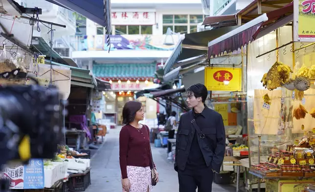 《Under Parallel Skies》劇照