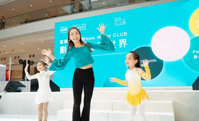 前國際花式滑冰選手馬曉晴（Maisy Ma）帶領兩位小朋友在多元智能環保溜冰場上作開幕表演。