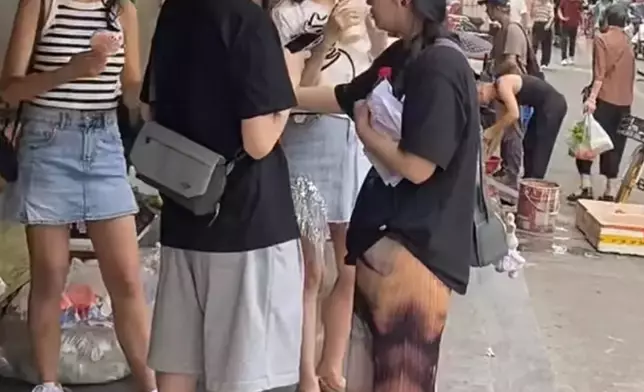 一旁的劉蒔已經同媽媽差不多高了！