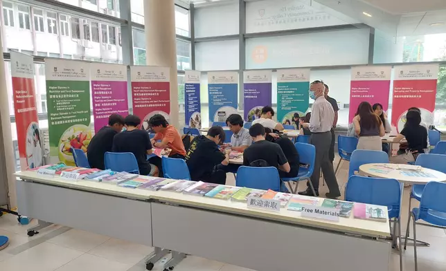 放榜後不少考生來到香港大學專業進修學院保良局何鴻燊社區書院查詢升學資訊。