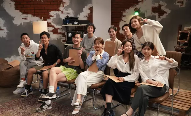 六位學員與四位踢館演員。