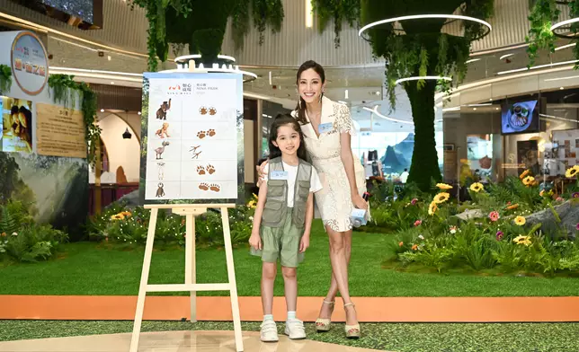 Grace與現場小女孩合作玩遊戲，又大讚對方長得標致可愛，笑言可以考慮介紹給囝囝認識。