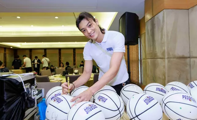 更被得獎同學代表發言感動。