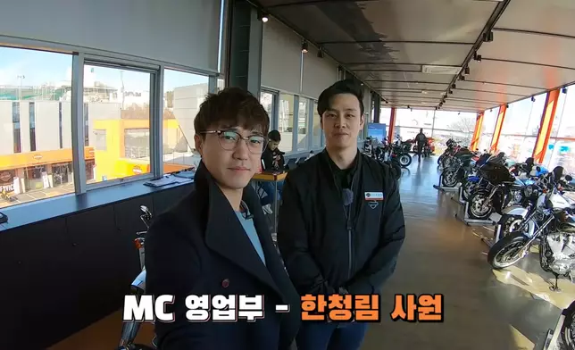 3年前韓青林以電單車銷售員工身份為Youtuber做介紹（影片截圖）