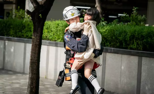 孔升妍飾演用心協助傷者且親切的救護員宋雪（Disney+提供圖片）