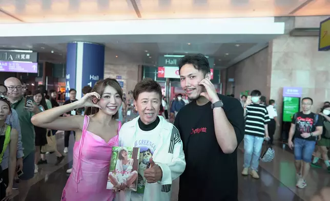 會場外遇見前輩尹光及霍哥,三人即席興奮拍片,尹光大唱經典金曲《少理阿爸》,大讚Miko是「天鵝肉」。
