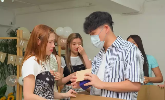 手持禮物送給Winka。