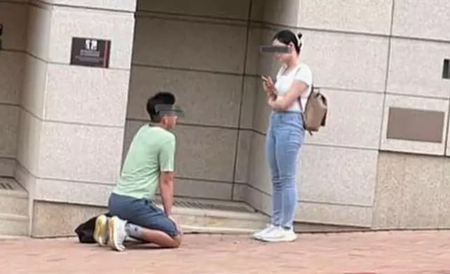 男子雙膝跪下，似乎是向面前面露兇光的女子求饒。「大埔TAI PO」FB圖片