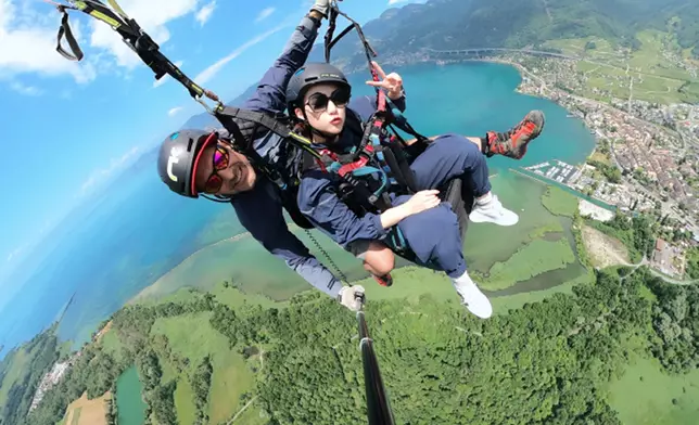 開心地嘟嘴對鏡頭舉起V字手勢