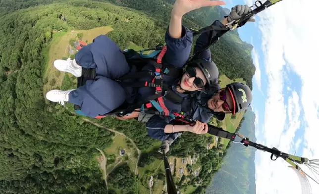 她在社交平台曾曬出體驗滑翔傘的相片