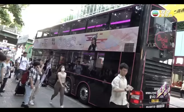 一班「小菲象」為小公主打造水晶巴士。（TVB娛樂新聞台影片截圖）