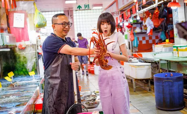 她亦到了鴨脷洲街市及熟食市場，一嘗即買即煮即吃的新鮮海鮮。