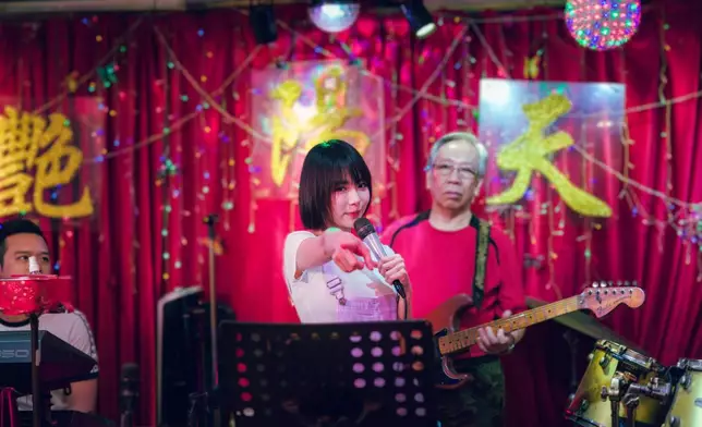 在歌廳裡，明禎興之所致拿起咪高峰高歌。