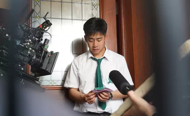 二人隔著大門飲泣。