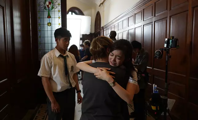 導演Veronica上前擁抱安撫。