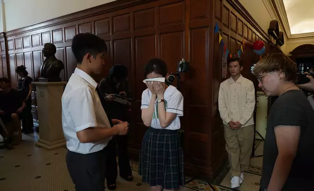 手足無措的何求和釗峰只好陪在Hazel身邊和遞上紙巾。