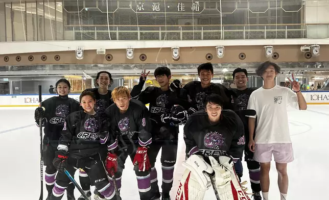 Martin與《冰上火花》演員組成冰球隊「Crew」參與業餘賽事。