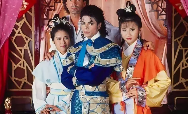 MJf當年來港有穿古裝跟吳岱融太太鍾淑慧合照。而MJ身邊還有一位古裝美人，但就沒有人認得她是誰。