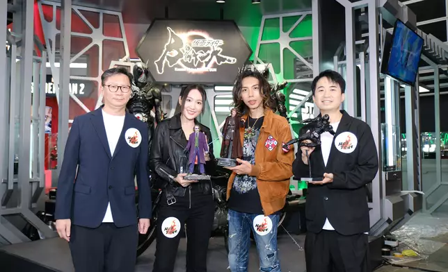 Hot Toys創辦人兼行政總裁Howard Chan（左），特別為2位星級粉絲率先送上會場限定珍藏人偶。