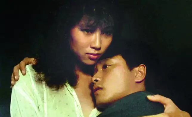 1982年葉童跟哥哥張國榮合作拍攝電影《烈火青春》。
