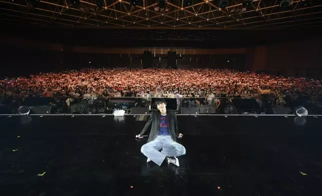 安孝燮在粉絲見面會上施展渾身解數（The Present IG圖片）