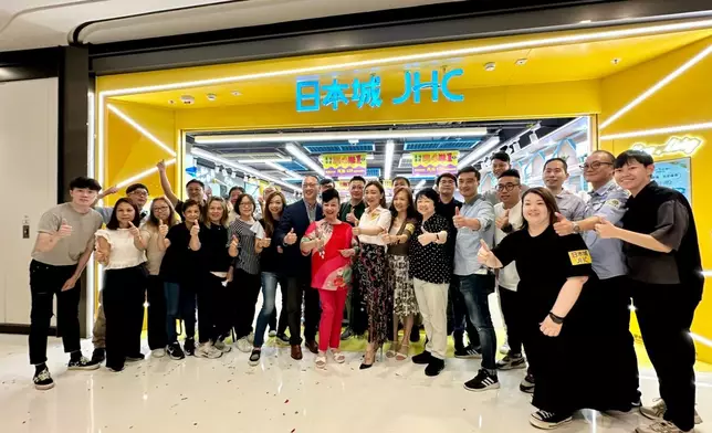 一大班粉絲一早來到圍方JHC日本城迎接家燕姐，店鋪門口變得車水馬龍。