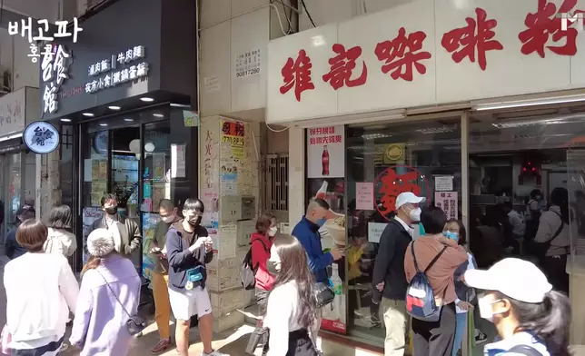 白種元到訪香港老牌麵店（影片截圖）