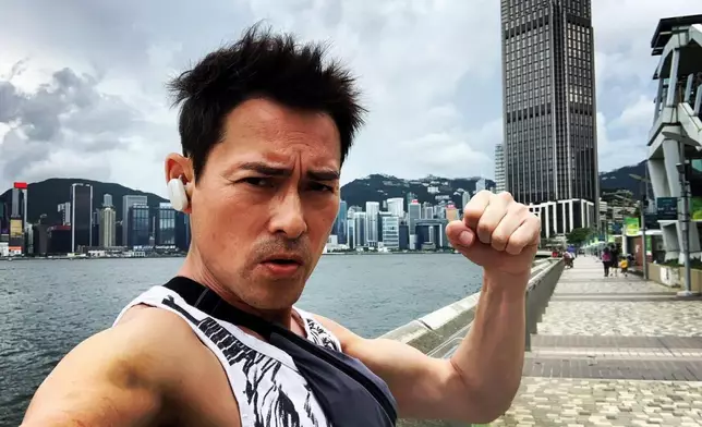 歌手海俊傑於1994年參加第十三屆新秀歌唱大賽奪冠入行