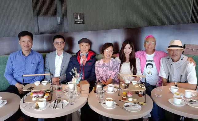 Chris已融入李龍基的生活圈。