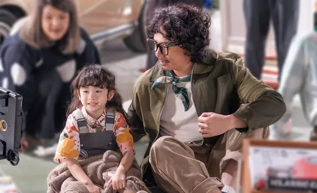 Kakaball早前同爸爸張繼聰合作拍攝銀行廣告。