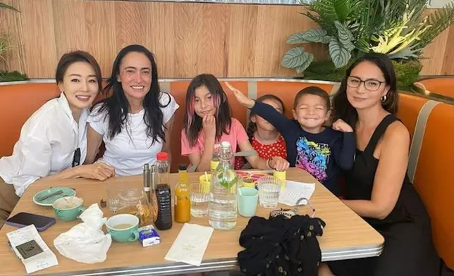 Raven人仔細細已好有時尚觸覺，且五官輪廓立體，加上身形修長，有Model相