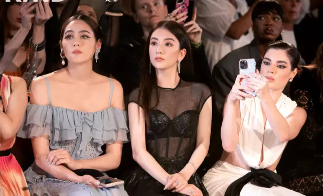 近日她就前往巴黎參加時裝周