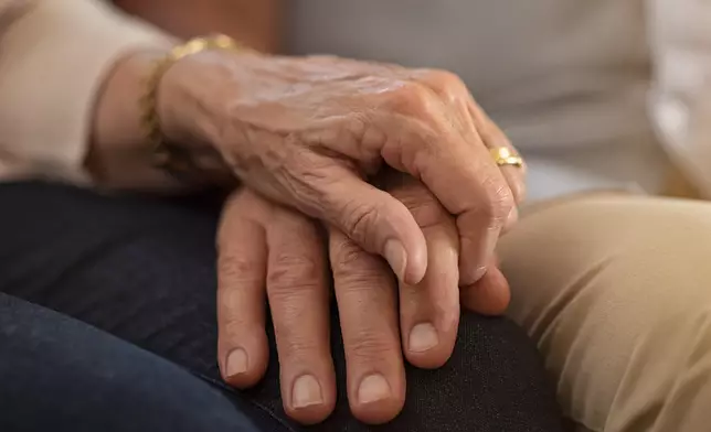 樓主表示「離曬譜，通街放閃」、「Sweet爆」、「妒忌ing」。(Getty圖片）