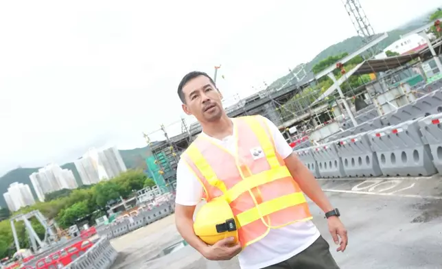 今集大家換晒裝備進入工地，全部都好型仔型女，徐榮Man到爆。
