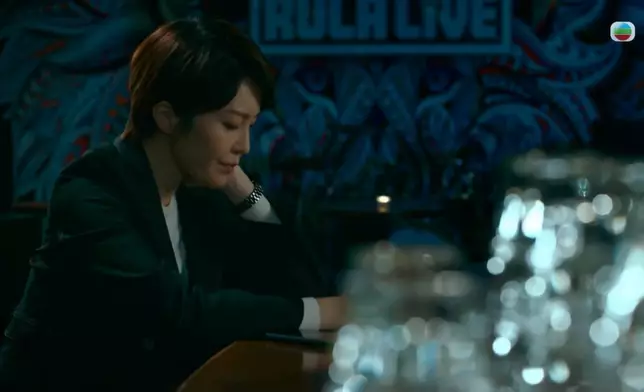 拗完一輪，兩位女主角鬥飲悶酒，更不約而同致電阿天約見面。