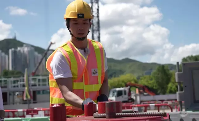 鄭衍峰學用剪屈鐵機。