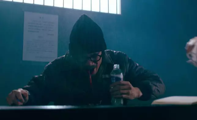 文華飲飲吓水突然嘔血，及後證實罹患末期肺癌。