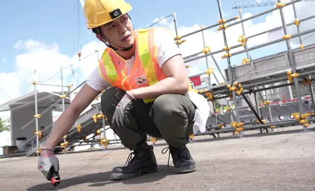 要學釘板，首先要學彈墨。