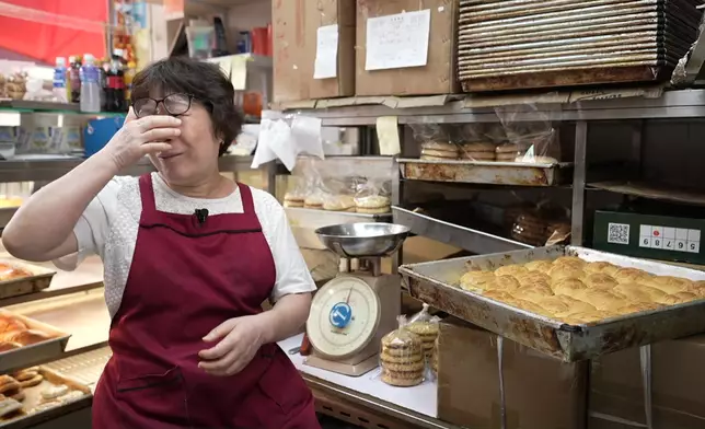 吳太提及有患癌客人希望臨走前能一嚐其店舖的角仔時，感觸落淚。