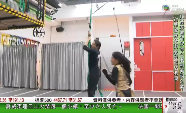 凌空翻個跟斗，再淡定落地做報導，應該睇呆了不少觀眾