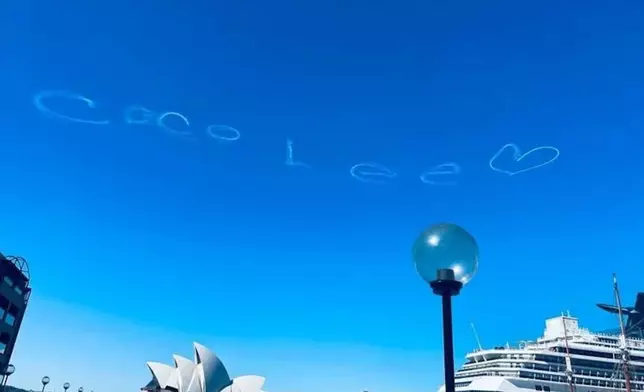 日前阿妹團隊在更在澳洲雪梨發現天空上出現「COCO LEE」的雲朵字，彷彿Coco在天有靈祝福著人間的好友。網上圖片